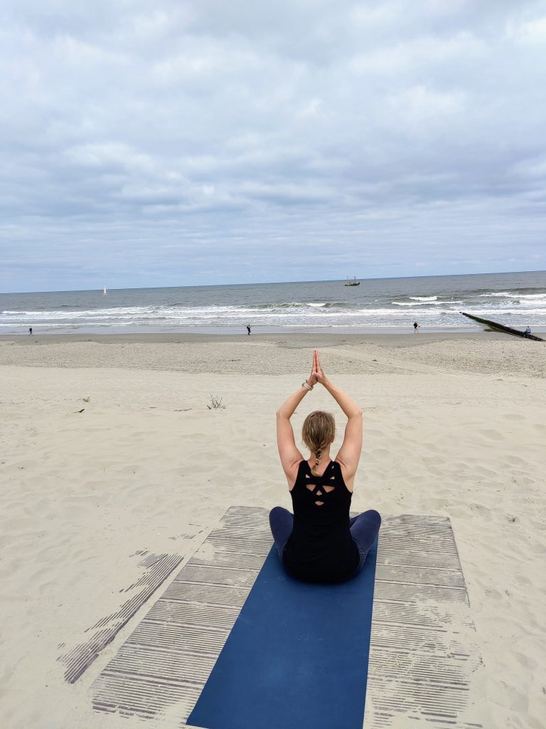 YOGAMAXMI - Anne mit Yoga-Matte am Meer